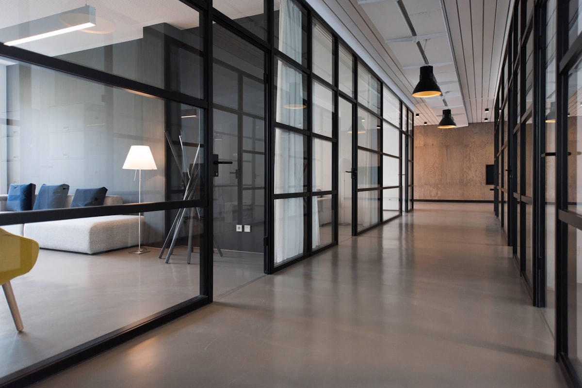 Couloir de bureaux modernes Business Partners